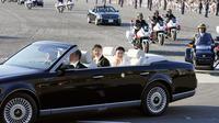 Kaisar Jepang, Naruhito dan Permaisuri Masako menyapa warganya selama parade di Tokyo, Jepang, Minggu (10/11/2019). Parade digelar dalam rangka mengakhiri serangkaian acara penobatan Kaisar Naruhito sejak 1 Mei 2019, atau sehari setelah Akihito turun takhta. (Shigeyuki Inakumao/Kyodo News via AP)