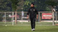 Pelatih kepala Timnas Indonesia U-22, Indra Sjafri saat melakukan pemusatan latihan untuk SEA Games 2023 di Lapangan B Kompleks Stadion Gelora Bung Karno (SUGBK), Senayan, Jakarta, Sabtu (11/03/2023). Sebanyak 17 nama pemain baru bergabung untuk menjalani pemusatan latihan gelombang kedua ini yang berlangsung dari 9-16 Maret 2023. (Bola.com/Bagaskara Lazuardi)