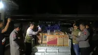 Polsek Jakenan gagalkan distribusi ribuan botol Arak Bali ilegal siap edar. (Liputan6.com/Arief Pramono)