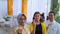 Airin Rachmi Diany menyoblos di rumahnya di Kluster Narada, Alam Sutera, Kota Tangerang Selatan (Tangsel), Rabu (14/2/2024). (Liputan6.com/Pramita Tristiawati).