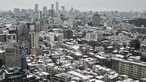 Pemandangan umum ini menunjukkan atap-atap yang tertutup salju di sebuah lingkungan di pusat kota Tokyo pada tanggal 6 Februari 2024, setelah ibu kota Jepang ini diguyur salju pada malam sebelumnya. (Richard A. Brooks/AFP)