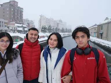 Anjasmara dan Dian Nitami membagikan momen liburannya di Instagram. Tampak mereka mengunjungi berbagai tempat ikonik di Jepang. Musim dingin, keluarga ini juga kompak mengenakan outfit jaket tebal. (Liputan6.com/IG/@anjasmara)