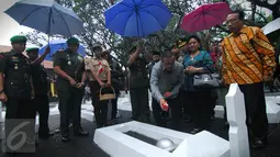Sejumlah aparat dan mantan penjabat menaburkan bunga di TMP Taruna, Kota Tangerang, Minggu (28/2/2016). Penaburan bunga sebagai bagian dari acara HUT Kota Tangerang ke-23. (Liputan6.com/Faisal R Syam)