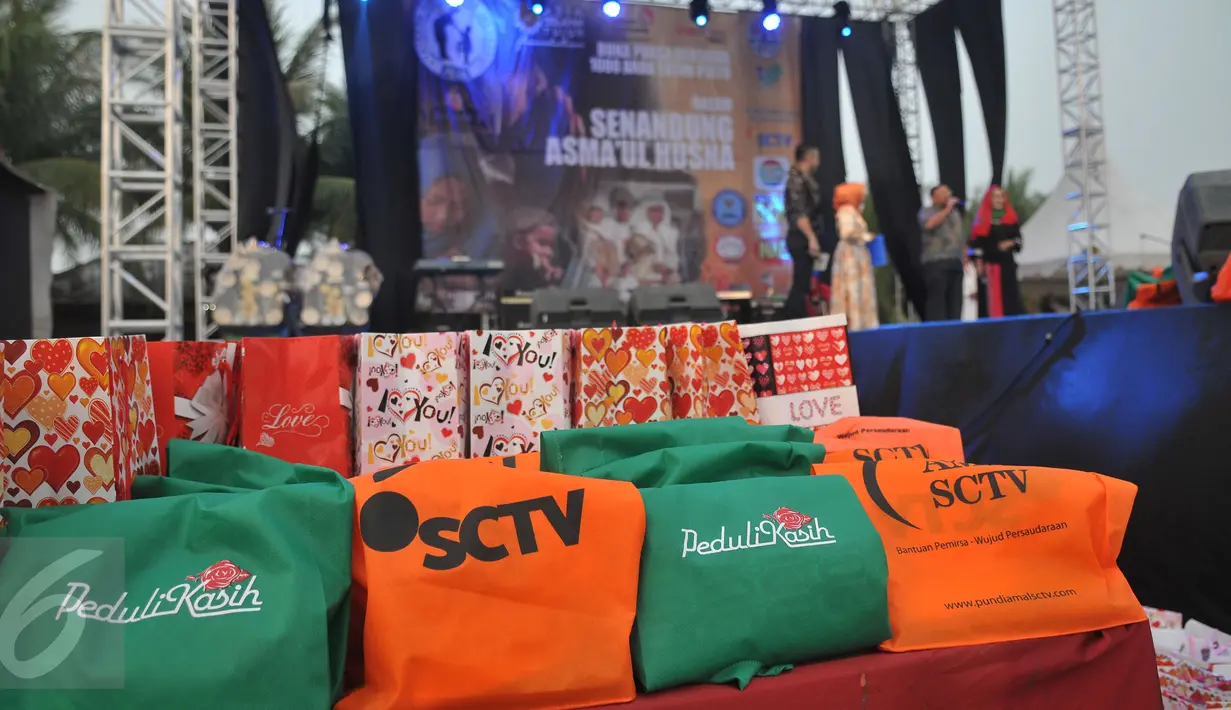 Yayasan Pena bersama Pundi Amal SCTV serta Peduli Kasih Indosiar memberikan bantuan berupa baju Lebaran, sarung, pena, mukena, dan sajadah kepada 1.000 anak yatim, di Taman Impian Jaya Ancol, Jakarta, Selasa (21/6). (Liputan6.com/Johan Tallo)