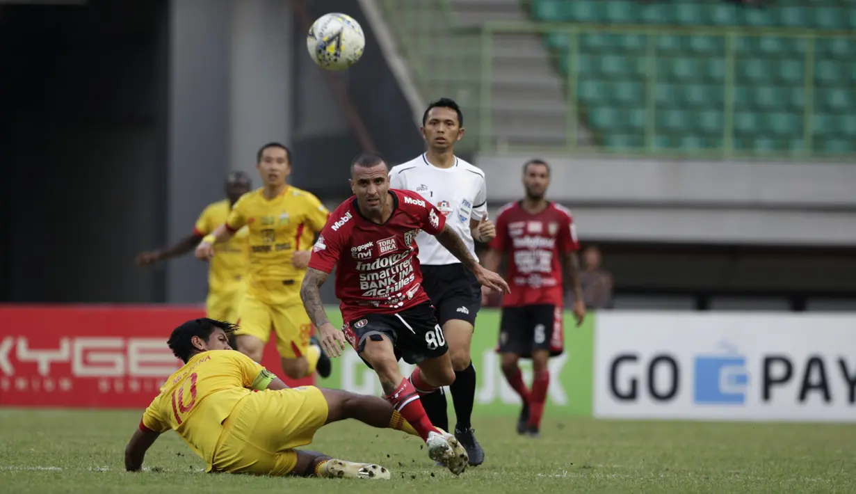 Gelandang Bali United, Paulo Sergio, berusaha melewati hadangan pemain Bhayangkara FC pada laga Shopee Liga 1 di Stadion Patriot Chandrabhaga, Bekasi, Jumat (13/9). Bhayangkara bermain imbang 0-0 atas Bali United. (Bola.com/Yoppy Renato)