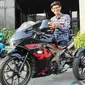 Terlahir dengan tunadaksa (cacat tubuh), tak menyurutkan hasrat Pangestu Sabar Budiman untuk riding. (Oto.com)