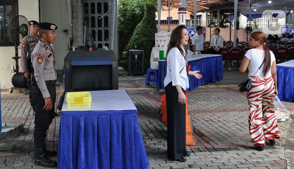 Sekitar 133 personel kepolisian dikerahkan untuk menjaga keamanan di Gereja Katedral, Jakarta, mulai dari pengaturan lalu lintas, penjagaan pintu masuk gereja, hingga patroli keliling area sekitar. (Liputan6.com/Angga Yuniar)