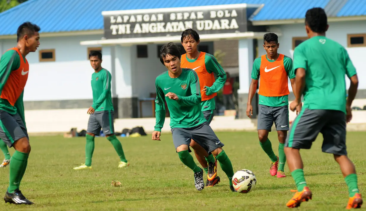 Gelandang timnas Indonesia U-23, Paulo Sitanggang (ketiga kiri) mengoper bola ke rekan setimnya saat berlatih di Lapangan Sutasoma, Jakarta, (25/3/2015). Garuda Muda akan berlaga di kualifikasi Grup H Piala Asia 2016. (Liputan6.com/Helmi Fithriansyah)