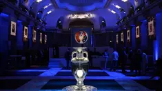 Trofi Piala Eropa Yang Siap Diperebutkan Negara-Negara Eropa Tahun 2016 di Perancis, Mendatang.