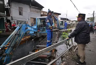 Pramono Tinjau Pengerukan Kali Cakung (Winda Nelfira/Liputan6.com)