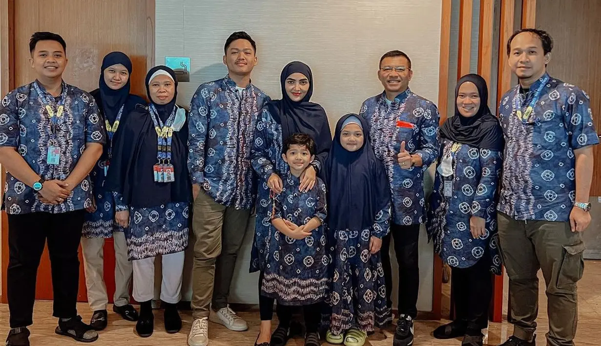 Potret keluarga Anang dan Ashanty bersama rombongan umrahnya.