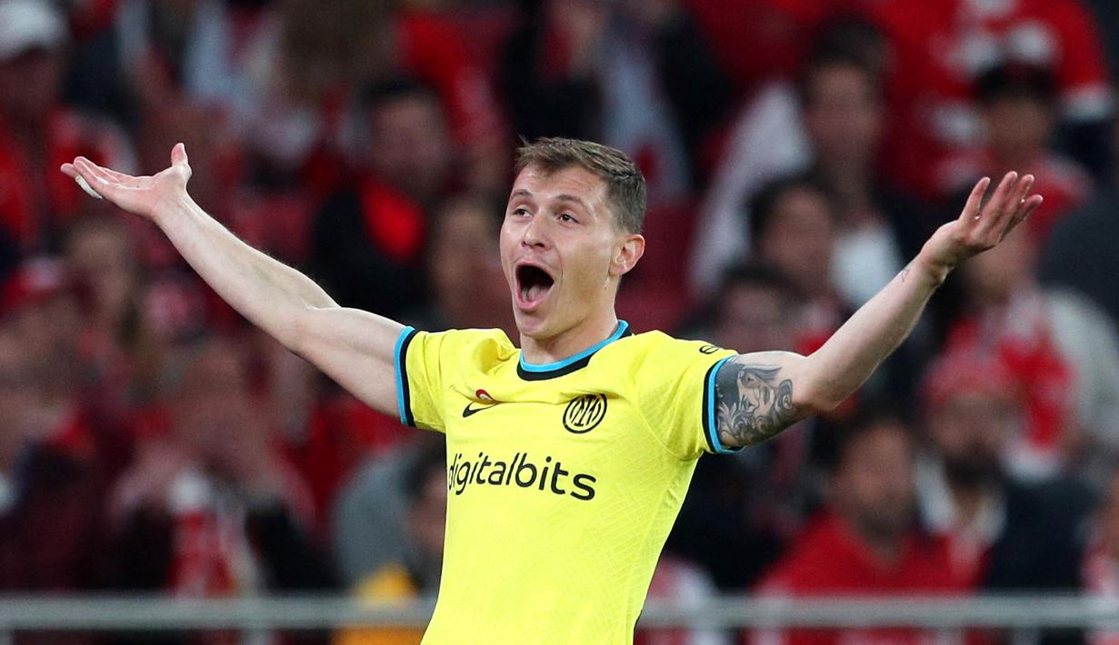 Pemain Inter Milan, Nicolo Barella, melakukan selebrasi saat melawan Benfica pada laga Liga Champions di Stadion the Luz, (11/4/2023). Gelandang tengah tersebut berperan sangat baik di tengah lapangan dengan membantu pertahanan dan juga penyerangan. Barella membuka keunggulan dan meningkatkan kepercayaan diri Inter. (AFP/Patricia de Melo Moreira)
