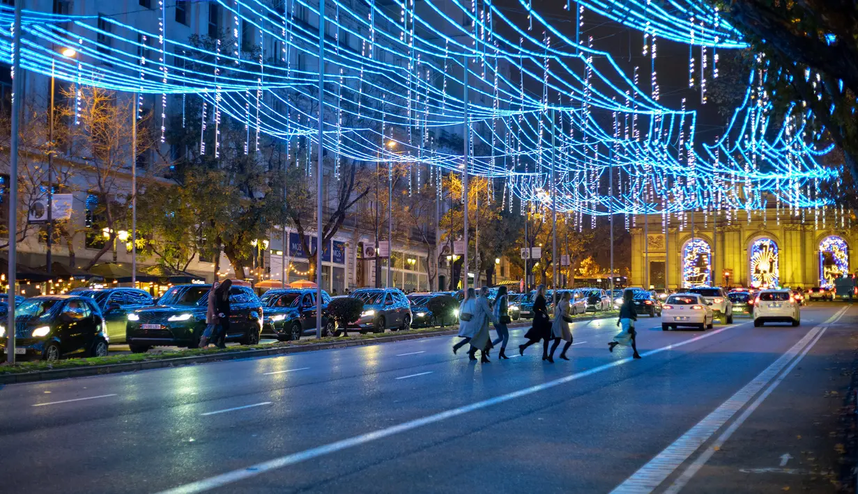 Sebuah jalan didekorasi dengan lampu-lampu hias di Madrid, ibu kota Spanyol, pada 28 November 2020. Lampu-lampu hias untuk menyemarakkan perayaan Natal itu dipasang mulai 26 November 2020 hingga 6 Januari 2021. (Xinhua/Meng Dingbo)