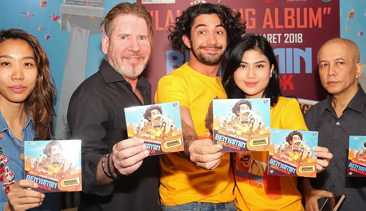 “Gue mendingan hapalin skenario yang halamannya tebal, soalnya nggak gampang menghapal lirik lagu apalagi yang tipe lagu-lagunya Bang Ben, hahaha,” ujar Reza. (Bambang E.Ros/Bintang.com)