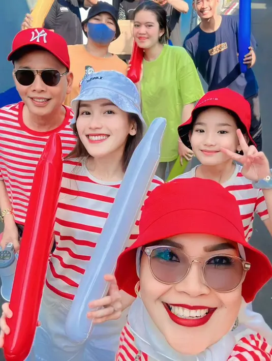 Keluarga Ayu Ting Ting memilih kaus garis-garis warna merah dan putih. [Instagram/ayutingting92]
