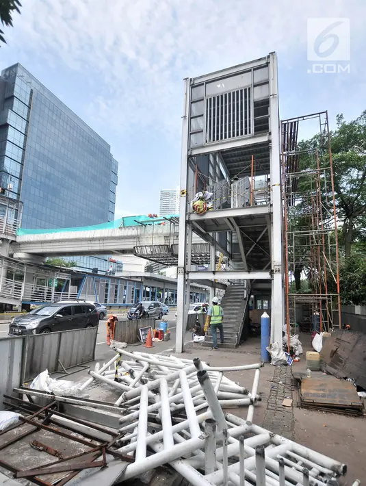 Pekerja memotong kerangka besi saat pembongkaran jembatan penyeberangan orang (JPO) Tosari, Jakarta, Minggu (16/12). Arus lalu lintas di bawah JPO akan ditutup sementara selama pekerjaan pembongkaran beton. (Merdeka.com/Iqbal Nugroho)