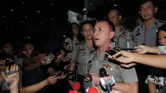 Kepala Divisi Hukum Mabes Polri Irjen Pol Mochamad Iriawan (depan) saat menjawab pertanyaan wartawan di gedung KPK, Jakarta, (25/2). Iriawan mengaku akan berkoordinasi dan diskusi dengan pimpinan lembaga antirasuah. (Liputan6.com/Helmi Afandi)