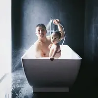 Ini momen di mana Ringgo Agus Rahman berjanji jika Bjorka merupakan satu-satunya laki-laki yang pernah mandi dengannya. (Foto: instagram.com/ringgoagus)