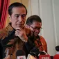 Presiden Joko Widodo saat ditanya wartawan terkait kisruh pencatutan namanya dan Wapres Jusuf Kalla oleh seorang anggota DPR dan pengusaha demi jatah saham PT Freeport Indonesia di Istana Negara, Jakarta, Rabu (18/11). (Liputan6.com/Faizal Fanani)