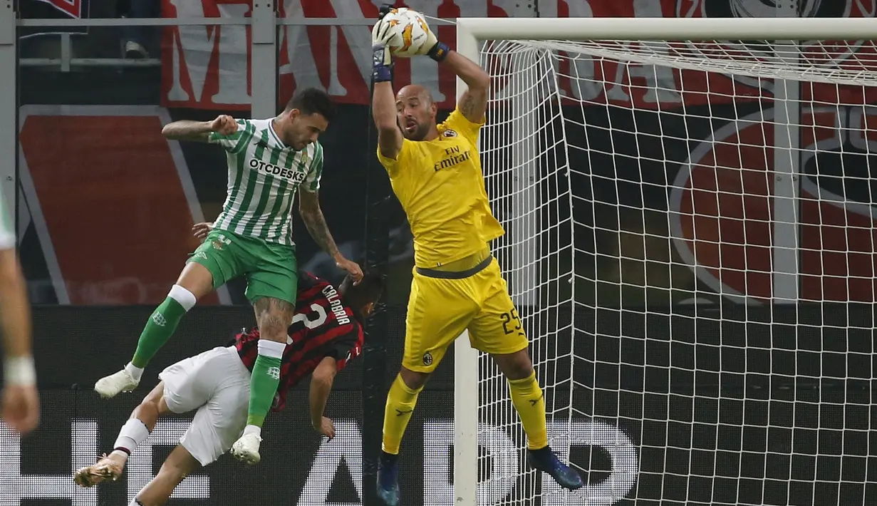 Kiper AC Milan, Reina, menangkap bola saat melawan Real Betis pada laga Liga Europa di Stadion San Siro, Kamis (25/10/2018). AC Milan takluk 1-2 dari Real Betis. (AP/Antonio Calanni)