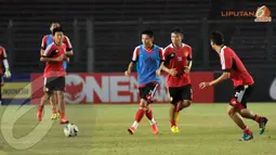 Dalam sesi latihan yang digelar secara terbuka di Stadion GBK Jakarta pada 14 Oktober 2013 Timnas Cina melakukan simulasi pertandingan (Liputan6.com/ Helmi Fithriansyah)