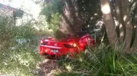 Ferrari 458 Spider tersebut sebelumnya sempat dipacu dengan kecepatan tinggi hingga masuk ke semak-semak