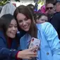 Tetap Tenang, Begini Reaksi Kate Middleton Saat Rambutnya Ditarik Penggemar yang Ingin Selfie Bareng (doc: tangkapan layar BBC UK)