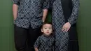 Tampil kompak dengan suami dan anak seperti Kesha Ratuliu ini juga menjadi pilihan saat lebaran. Kesha mengenakan dress hitam bermotif dipadukan outer panjang dengan kerudung polos hitamnya. [@kesharatuliu05]