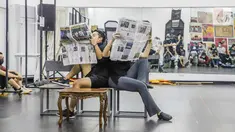 Sejumlah seniman terpilih mengikuti sesi latihan menjelang produksi serial musikal Adaptasi Siti Nurbaya di Jakarta (21/04/2021). Sebanyak 28 peserta dari Jakarta, Padang, Bandung, Malang, dan Mataram terpilih dalam Mencari Siti. (Liputan6.com/Pool)