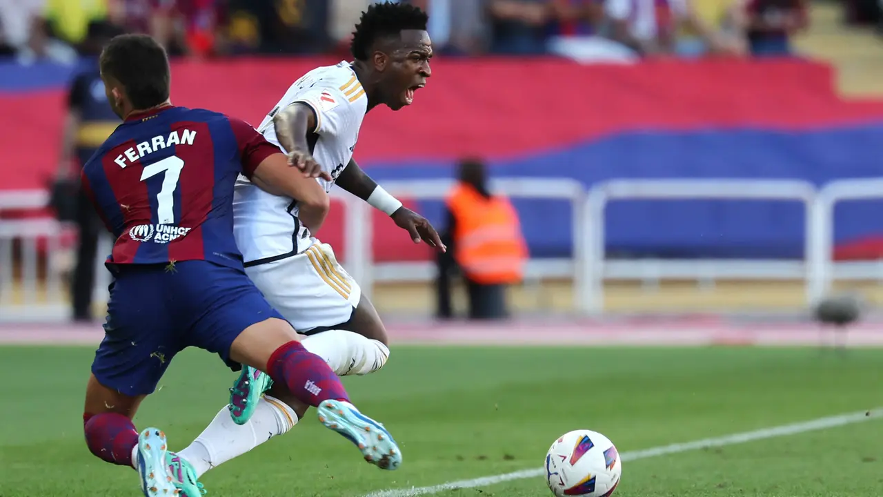 Vinicius Jr dan Ferran Torres - Barcelona Vs Real Madrid di La Liga 2023/2024