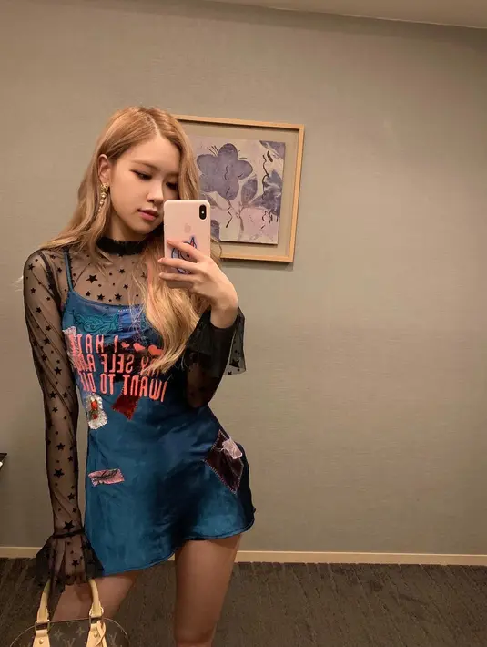 Rose BLACKPINK memilih busana yang simple dengan memadukan navy short jumpsuit dengan tulle blouse berwarna hitam. Dengan perpaduan yang effortless ini, Rose BLACPINK mampu tampil mempesona sembari menjinjing handbag dari Louis Vuitton. (instagram/roses_are_rosie)