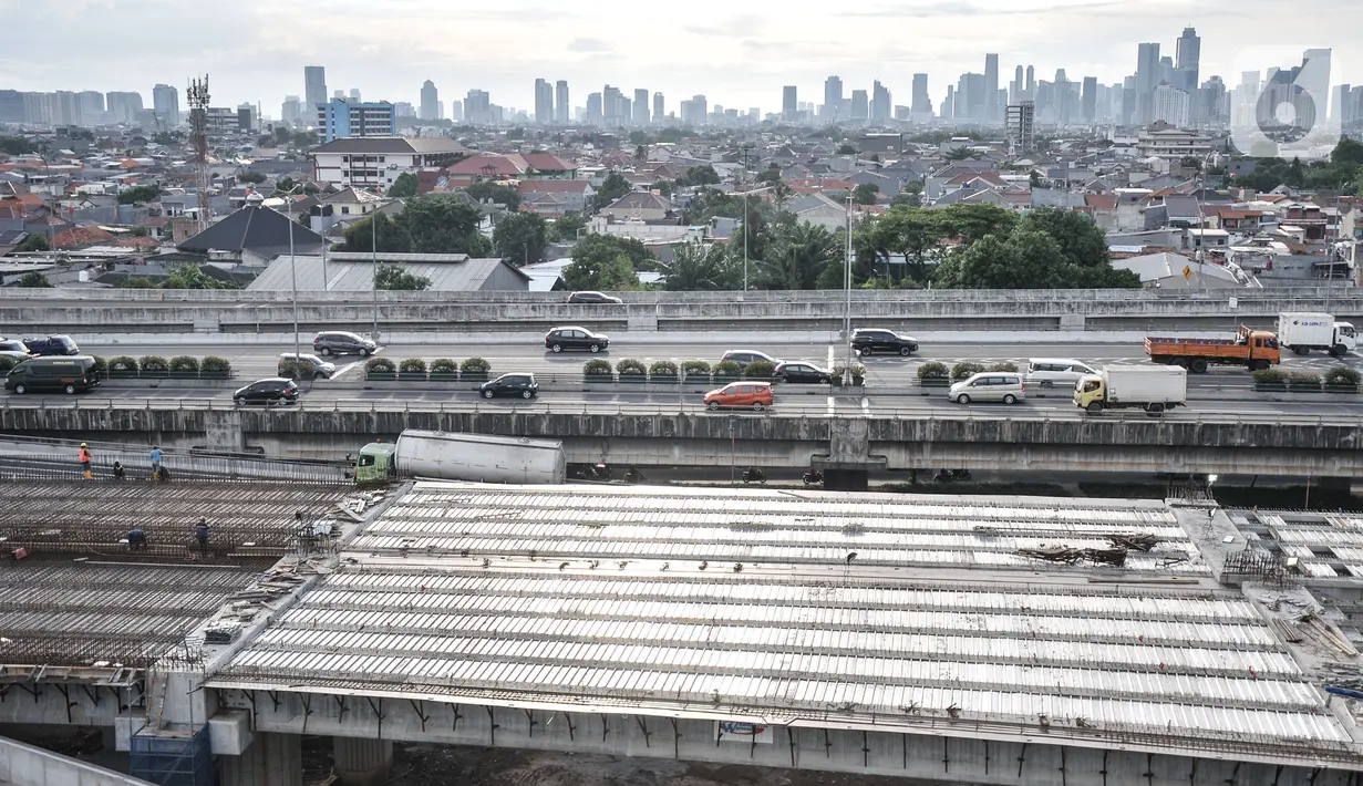 Pekerja menyelesaikan proyek pembangunan Jalan Tol Bekasi-Cawang-Kampung Melayu (Becakayu) Seksi 1, D.I Panjaitan, Jakarta, Kamis (18/11/2021). Pembangunan Tol Becakayu Seksi 1 sepanjang 16, 01 ditargetkan rampung pada akhir 2021. (merdeka.com/Iqbal S Nugroho)