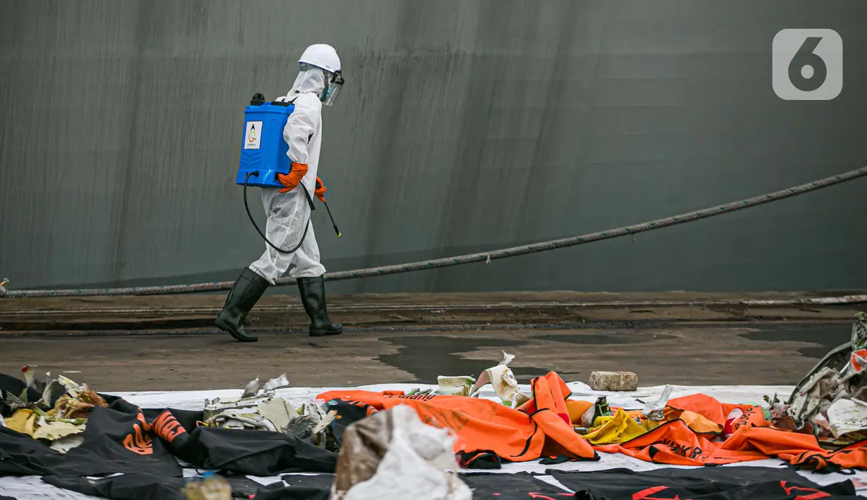 Petugas melakukan disinfeksi di JICT II Tanjung Priok, Jakarta, Senin (18/1/2021). Kepala Basarnas Marsyda (Purn) Bagus Puruhitno menyatakan, operasi SAR gabungan pencarian dan pengevakuasian Sriwijaya Air SJ 182 diperpanjang tiga hari. (Liputan6.com/Faizal Fanani)
