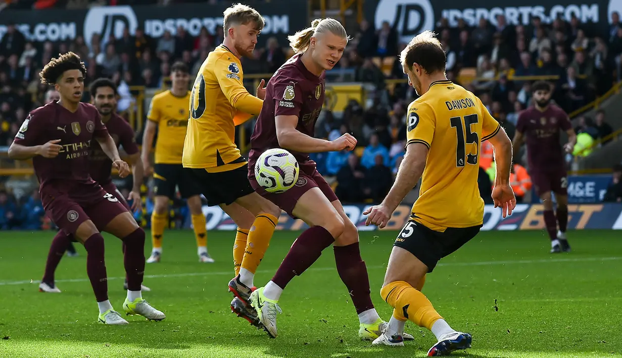 Erling Haaland (tengah) dijaga ketat oleh para pemain Wolverhampton di laga pekan ke delapan Premier League 2024/2025 di Molineux, Minggu (20/10/2024) malam WIB.