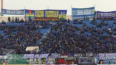 Ribuan suporter memenuhi tribun Selatan Stadion Si Jalak Harupat, Bandung, Minggu (9/6/2015). Kedatangan suporter untuk menyaksikan laga Persib melawan Persebaya Utd di lanjutan Grup A Piala Presiden 2015. (Liputan6.com/Helmi Fithriansyah) 