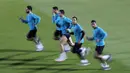 Pemain Real Madrid berlari saat latihan jelang laga final Piala Dunia Antarklub 2017 di Abu Dhabi, Kamis (14/12/2017). Real Madrid akan berhadapan dengan Gremio. (AP/Hassan Ammar)