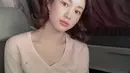 Rambut pendeknya pun ditata bergelombang yang membuatnya nampak fresh. (@xx__dain)