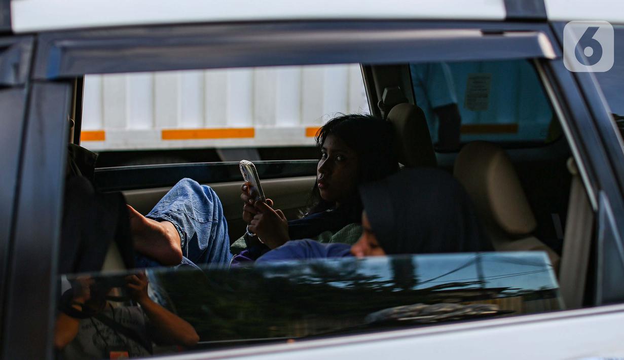 Kondisi ini membuat para pemudik keluar kendaran untuk menyegarkan badan. (Liputan6.com/Angga Yuniar)