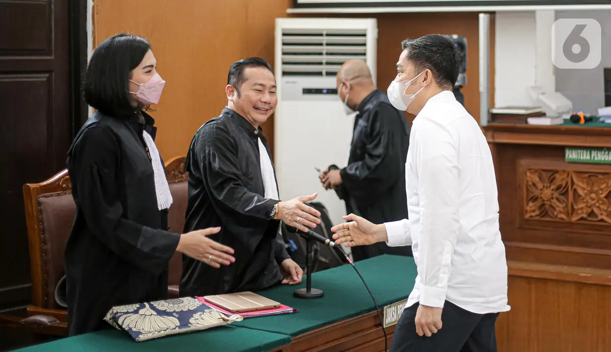 Terdakwa kasus pembunuhan Brigadir Yosua Hutabarat, Arif Rachman bersalamanan dengan kuasa hukum usai sidang lanjutan di PN Jakarta Selatan, Jakarta, Selasa (8/11/2022). Majelis Hakim Pengadilan Negeri (PN) Jakarta Selatan memutuskan menolak eksepsi atau nota keberatan yang dilayangkan terdakwa mantan Wakaden B Biropaminal Divpropam Polri, AKBP Arif Rachman Arifin.  (Liputan6.com/Faizal Fanani)