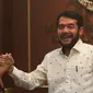 Menteri PPPA, Yohana Yembise bersalaman dengan Ketua MK Anwar Usman di Gedung MK, Jakarta, Rabu (26/12). Menteri Yohana mengapresiasi putusan MK atas Judicial Review batas minimal usia perkawinan untuk prempuan. (Liputan6.com/Herman Zakharia)