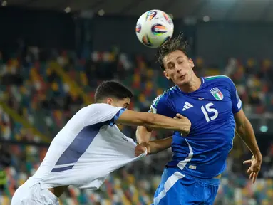 Pemain Italia, Pio Esposito (kanan) melompat berebut bola dengan Or Blorian dari Israel selama pertandingan Grup I Kualifikasi Piala Dunia 2026 zona Eropa di Stadion Bluenergy, Udine, Italia, Selasa 14 Oktober 2025 waktu setempat atau Rabu (15/10/2025) dini hari WIB. (AP Photo/Luca Bruno)