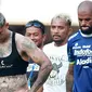 Pemain Persib Bandung, Ciro Alves dan David da Silva, tertunduk lesu setelah dikalahkan Persik Kediri pada laga BRI Liga 1 2022/2023 di Stadion Pakansari, Bogor, Rabu (8/3/2023). (Bola.com/M Iqbal Ichsan)