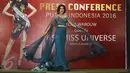 Puteri Indonesia 2016, Kezia Warouw memperkenalkan kostum untuk berlaga di Miss Universe 2016 pada saat jumpa pers jelang keberangkatan Puteri Indonesia ke ajang Miss Universe 2016 di kawasan Pancoran, Jakarta, Senin (9/1). (Liputan6.com/Herman Zakharia)