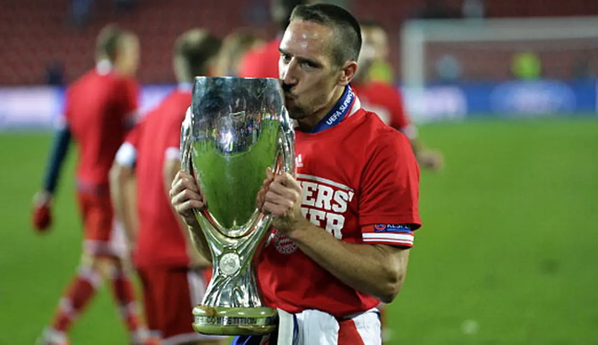 Pemain tengah Bayern Muenchen Franck Ribery mencium Throphy kemenangan  (AFP/Odd Andersen)
