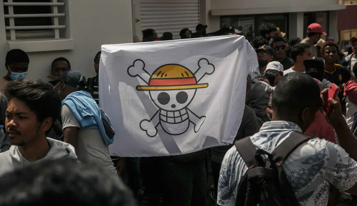 Dalam aksinya, pengunjuk rasa juga mengibarkan bendera bajak laut Jolly Roger dari serial anime Jepang One Piece sebagai lambang perlawanan. (RIJASOLO/AFP)