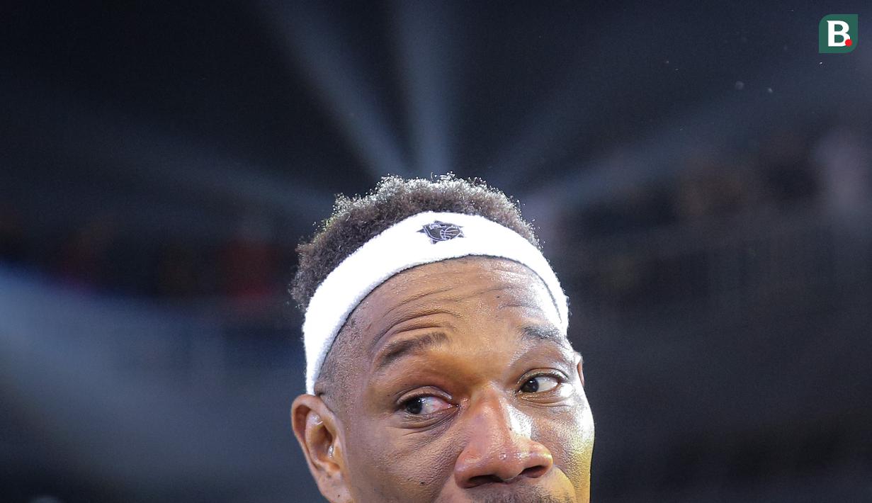 Pemain Tim Future, Lester Prosper saat melakukan wawancara setelah IBL All Star 2024 melawan Tim Legacy di Britama Arena, Kelapa Gading, Jakarta, Sabtu (27/04/2024). (Bola.com/Bagaskara Lazuardi)