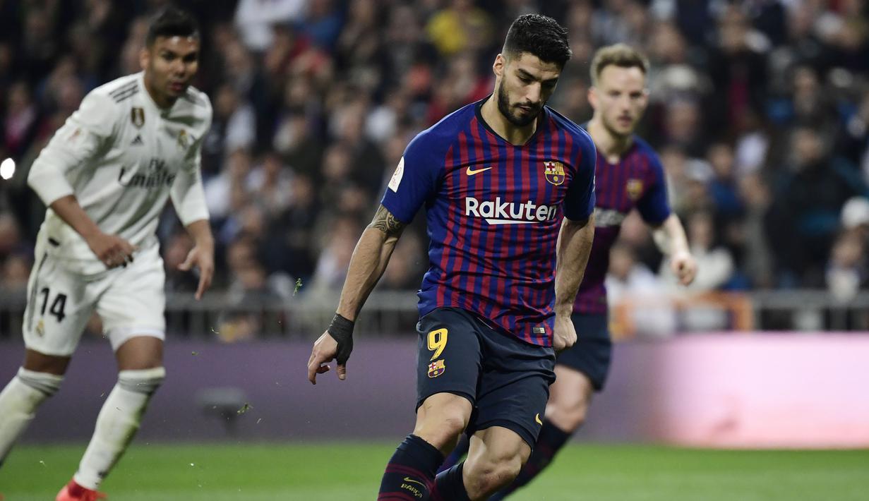 Gol pertama Luis Suarez lewat tendangan penalti pada laga semfinal Copa Del Rey yang berlangsung di stadion Santiago Bernabeu, Madrid, Kamis (28/2). Barcelona menang 3-0 atas Real Madrid. (AFP/Oscar Del Pozo)