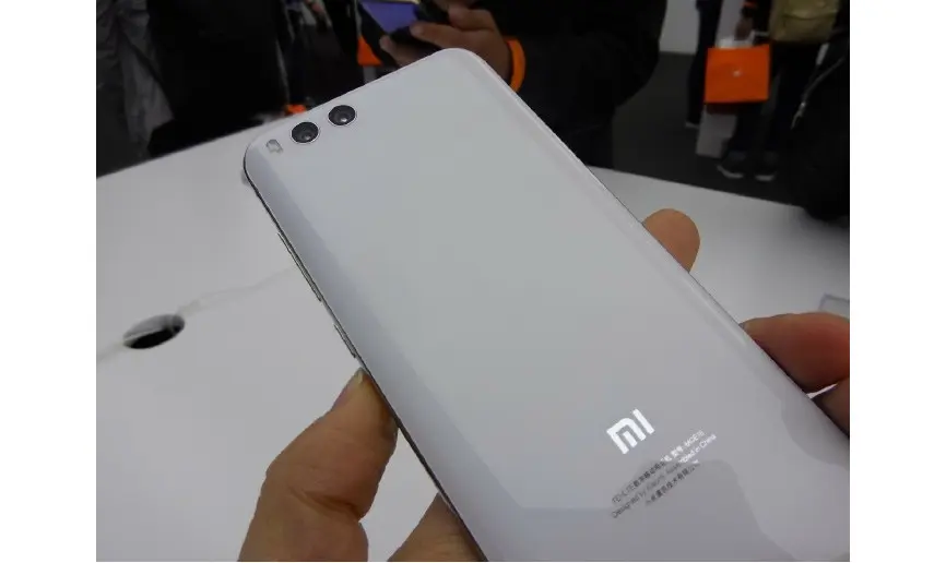 Tampilan Xiaomi Mi 6 dalam balutan warna putih (Sumber: Gizmochina)