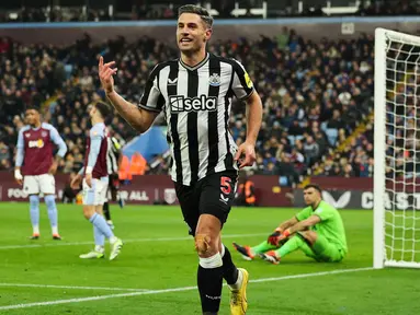 Pemain Newcastle United, Fabian Schar melakukan selebrasi setelah mencetak gol kedua bagi timnya saat pertandingan sepak bola Liga Premier Inggris melawan Aston Villa di Villa Park, Birmingham, Inggris pada 30 Januari 2024. (Adrian DENNIS/AFP)