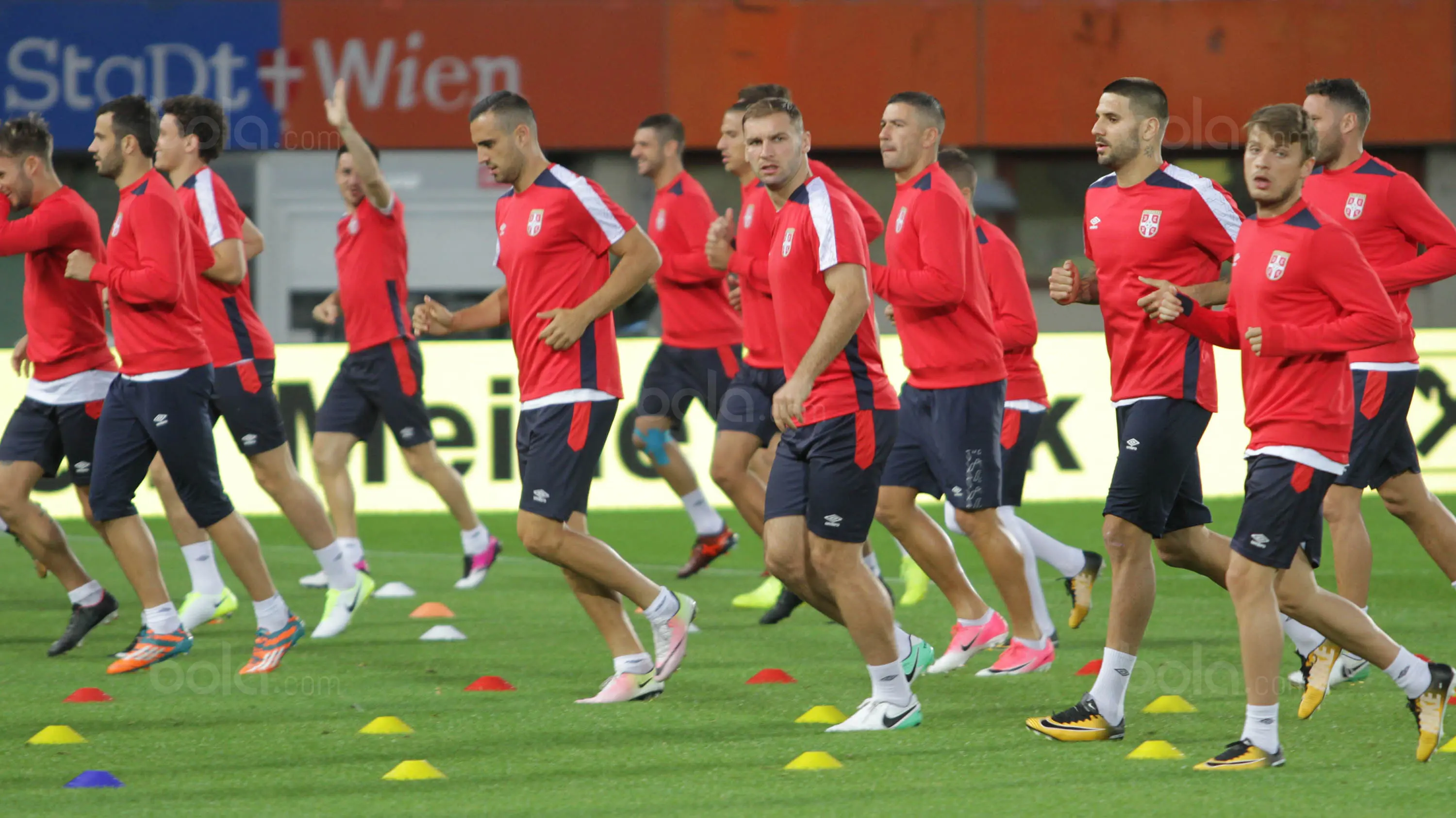 Para pemain Serbia berlari ringan saat latihan di Stadion Ernst Happel, Wina, Kamis (5/10/2017). Serbia akan menghadapi Austria pada laga kualifikasi Piala Dunia 2018. (Bola.com/Reza Khomaini)